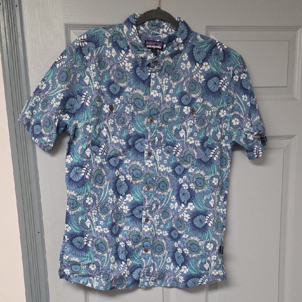 Patagonia Men's Blue and White Floral Shirt